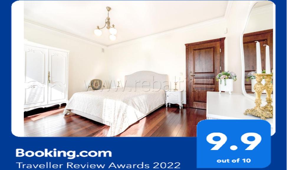 Dormitorio blanco con cama y mesa en Old Town Gate Residence, en Vilna