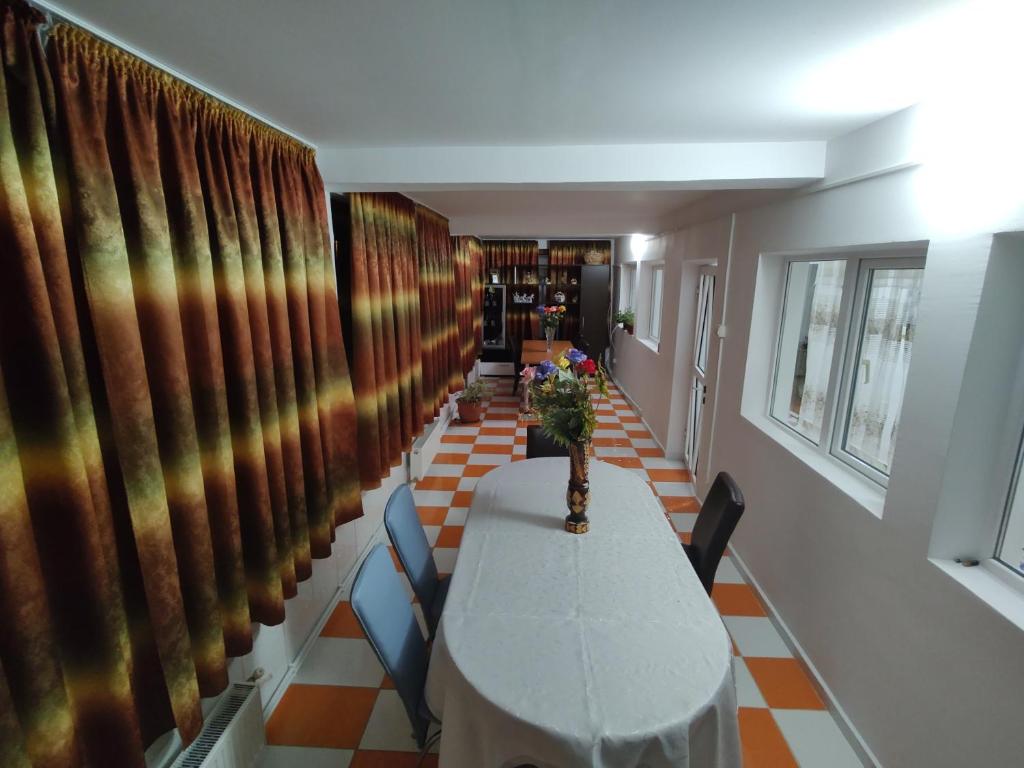 un long couloir avec une table et des chaises dans l'établissement Casa Leny, à Călăraşi