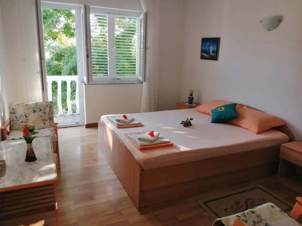 Habitación pequeña con cama y ventana en BEACHSIDE APARTMENT Dubi&Mari, en Stara Novalja