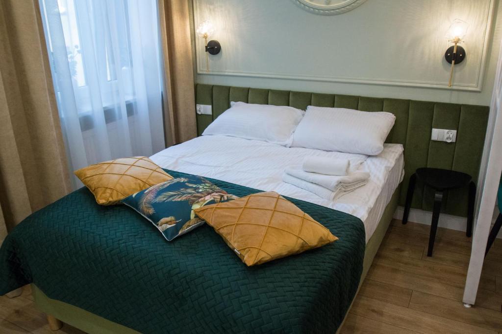En eller flere senge i et værelse på Apartamenty u Kopernika