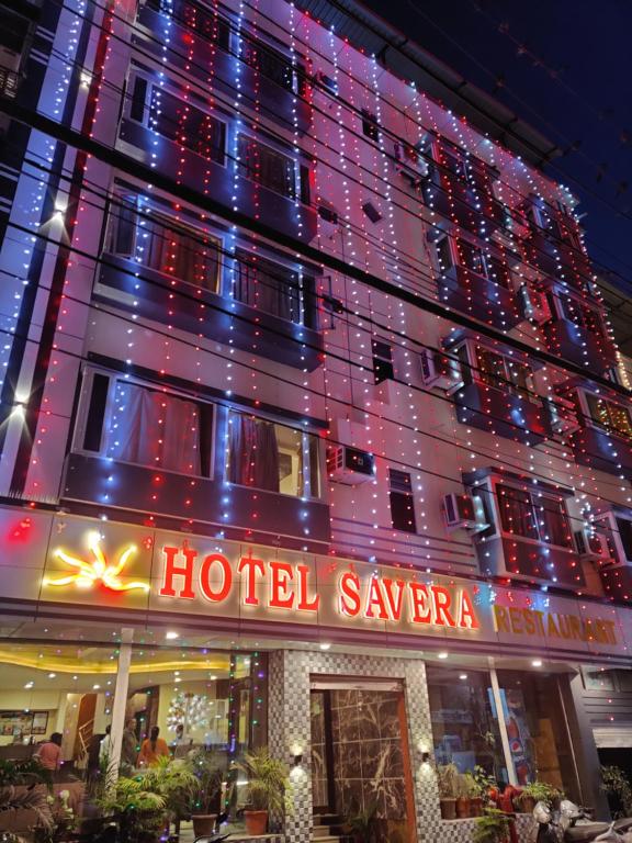 un hotel savaya è illuminato di notte di Hotel Savera a Udaipur