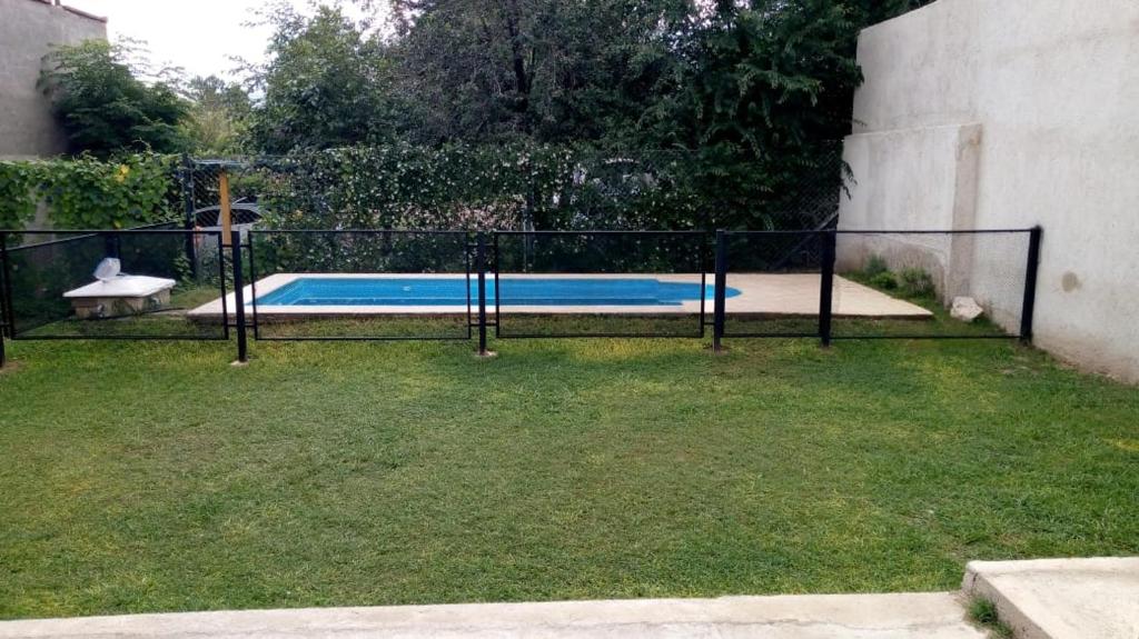 une porte noire avec une piscine en herbe dans l'établissement Casa Los Robles, à San Antonio de Arredondo