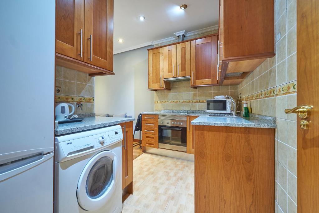 A kitchen or kitchenette at BV Rooms