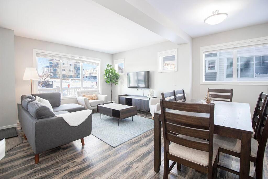 Bright & Modern 4bed 2bath Townhouse with Parking - Housity