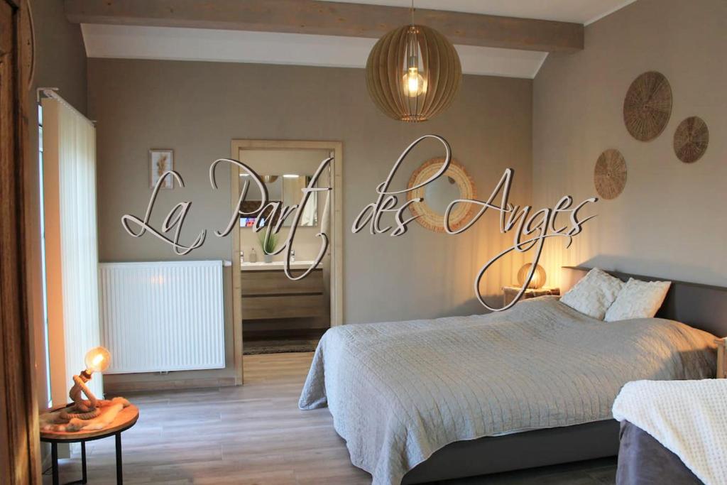 a bedroom with a bed and a sign that reads a room of angels at La Veraison in Malmedy