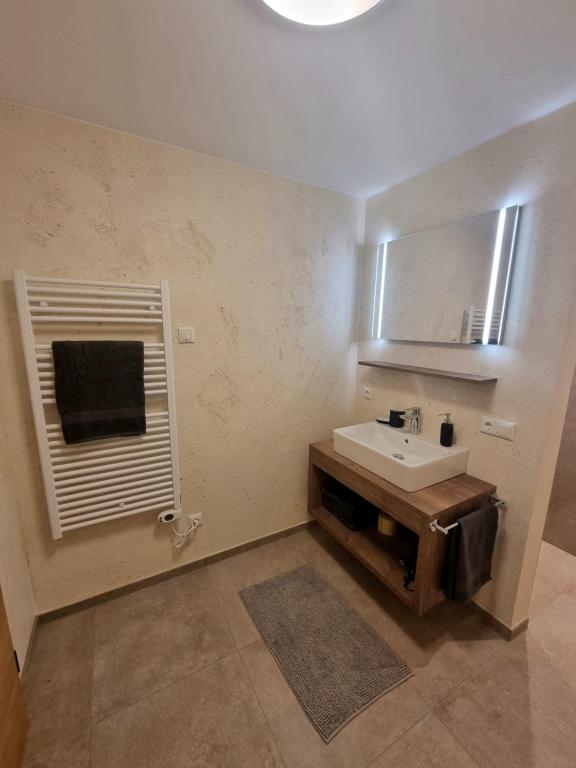 Telewizja i/lub zestaw kina domowego w obiekcie Ferienwohnung Kurz