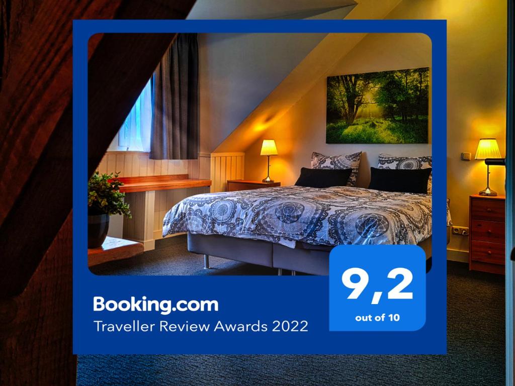 um quarto de hotel com uma cama e uma janela em van Abelshoeve em Gieterveen