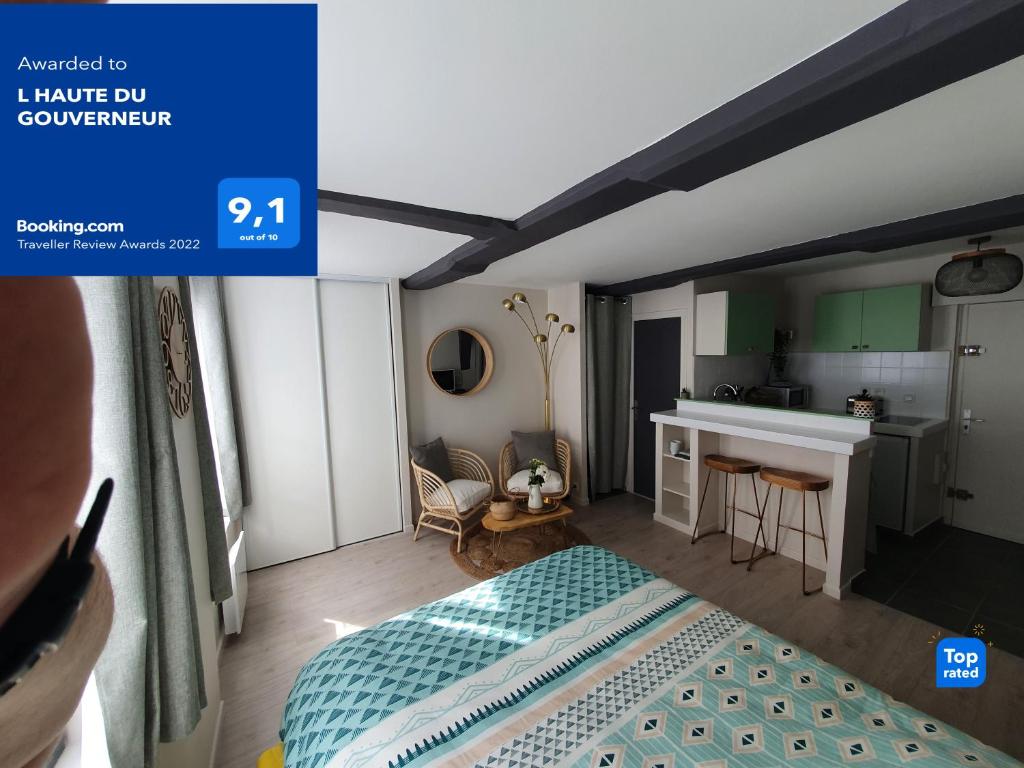 une petite chambre avec un lit et une cuisine dans l'établissement L HAUTE DU GOUVERNEUR, à Honfleur