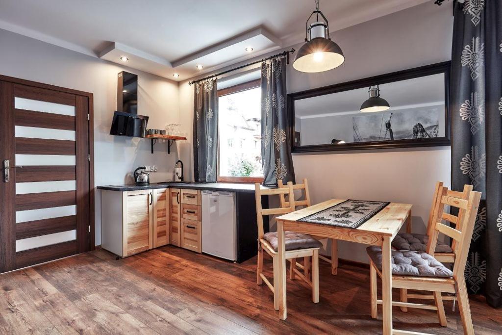 Kuchyňa alebo kuchynka v ubytovaní Apartamenty Na Wilcznik Zakopane