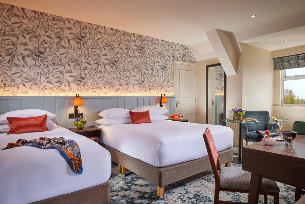 um quarto de hotel com duas camas e uma escrivaninha em Hodson Bay Hotel em Athlone