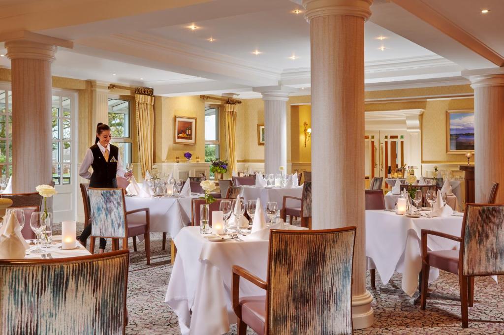 Um restaurante ou outro lugar para comer em Hodson Bay Hotel