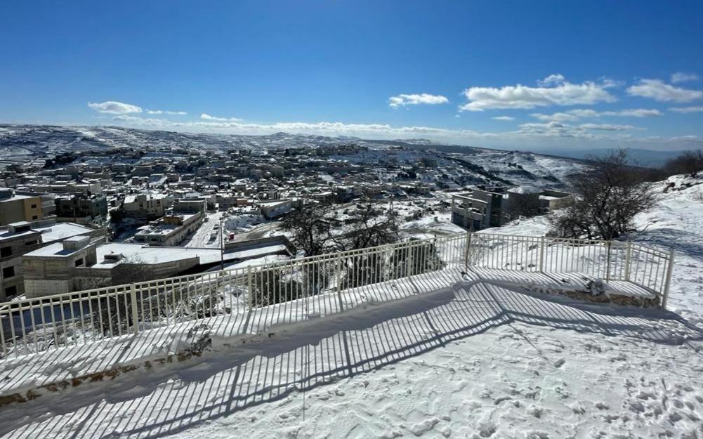 vistas a una ciudad cubierta de nieve en מצפה השלגים en Majdal Shams