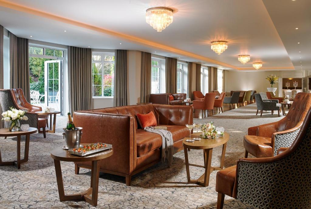Uma área de estar em Hodson Bay Hotel