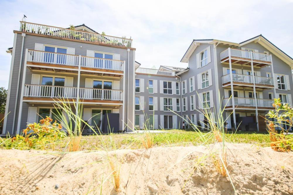 - un grand bâtiment au sommet d'une plage dans l'établissement Komfortable Ferienwohnung Brise 17 in idealer Lage in Haffkrug, à Scharbeutz