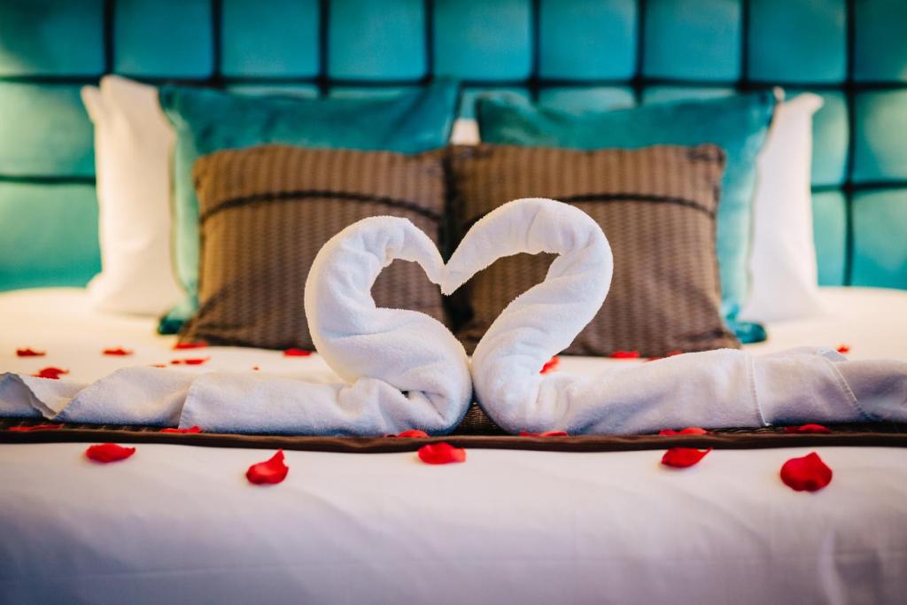 Uma cama ou camas num quarto em Hodson Bay Hotel