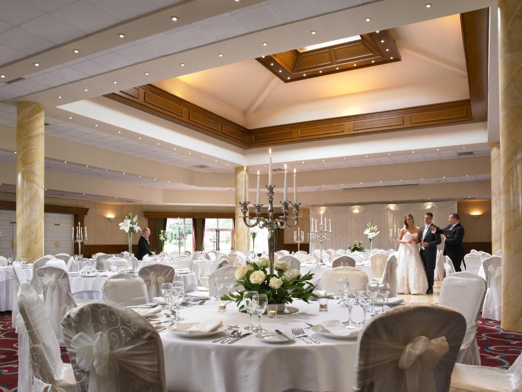 Um restaurante ou outro lugar para comer em Hodson Bay Hotel