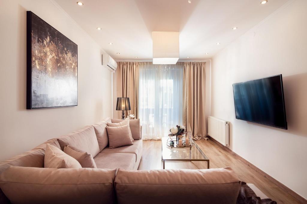 TV a/nebo společenská místnost v ubytování Maison Downtown Luxury Apartments!