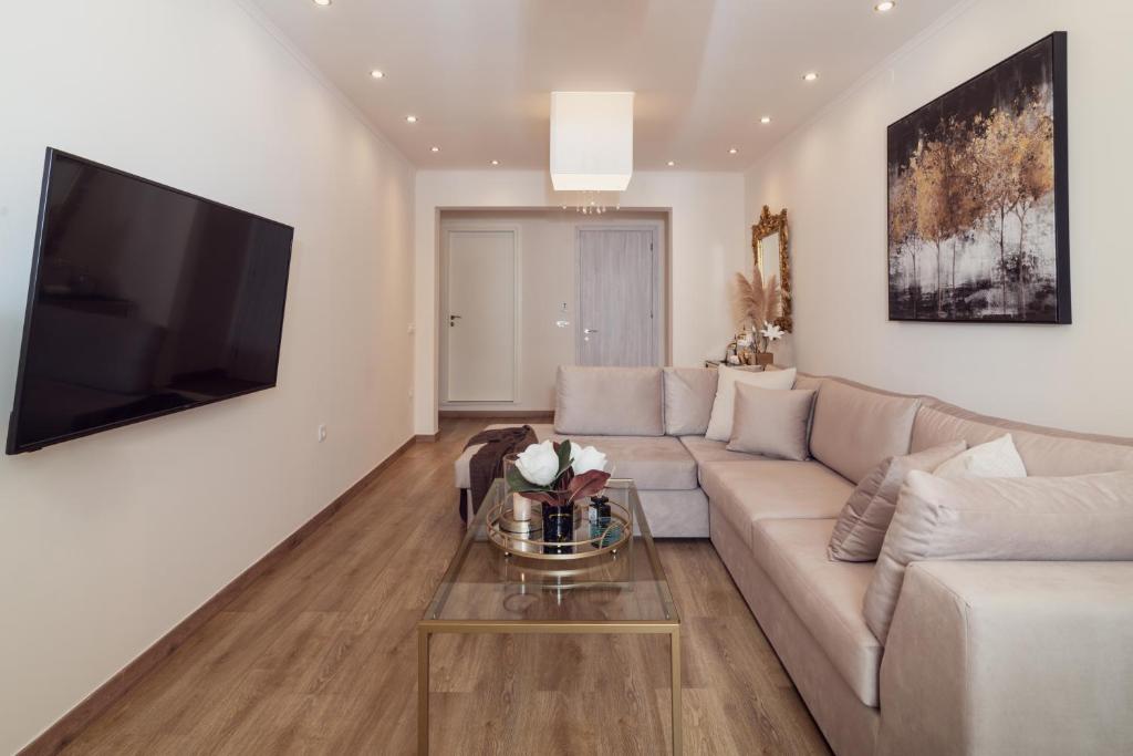 TV a/nebo společenská místnost v ubytování Maison Downtown Luxury Apartments!