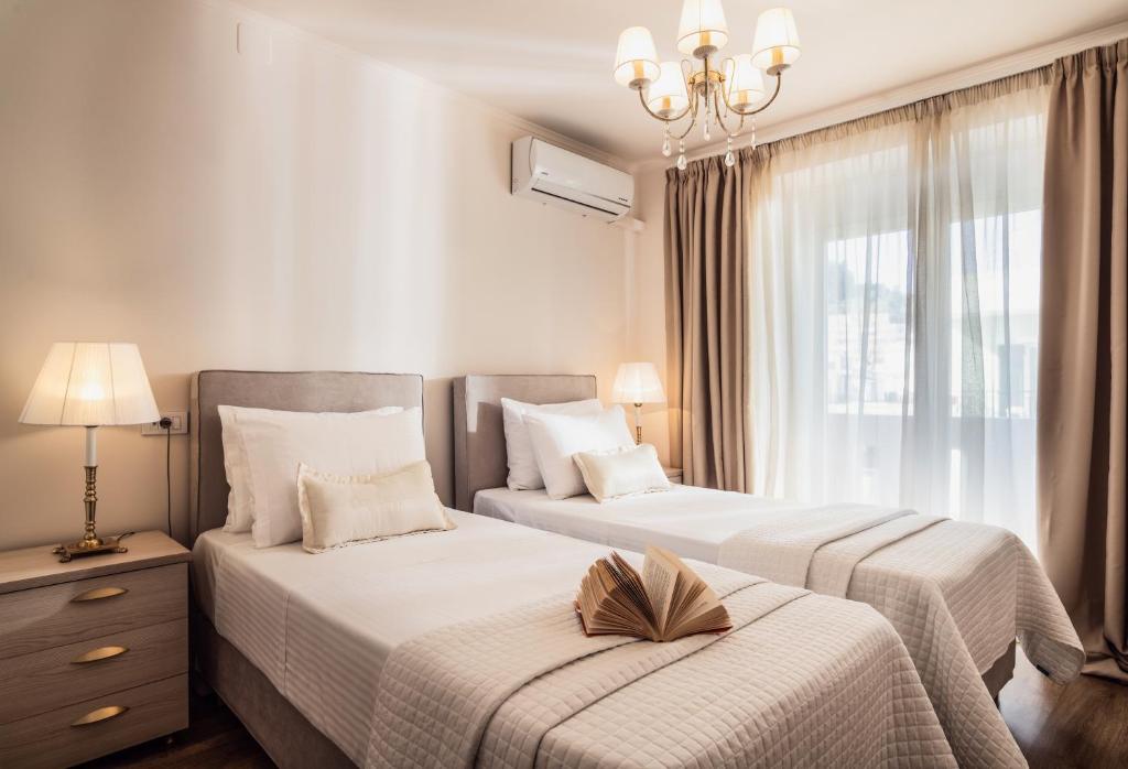 Postel nebo postele na pokoji v ubytování Maison Downtown Luxury Apartments!