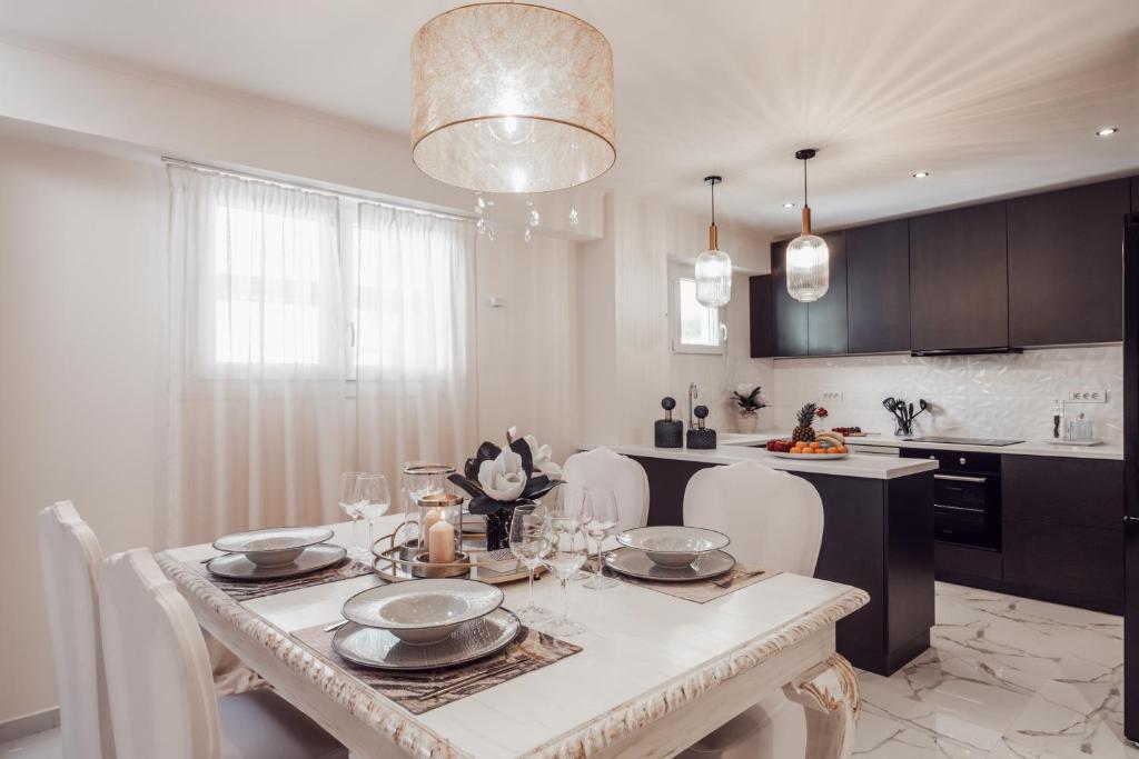 Kuchyň nebo kuchyňský kout v ubytování Maison Downtown Luxury Apartments!