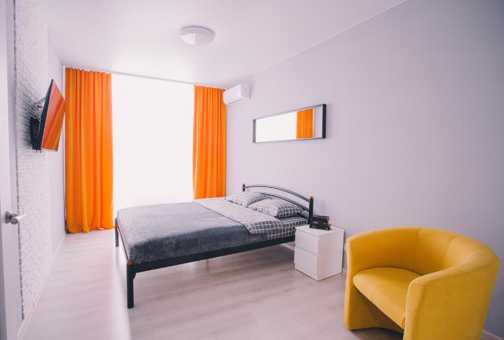 a bedroom with a bed and a chair at 094 квартира ЖК Щасливий, укриття в комплексі in Kyiv