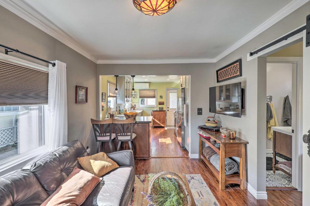 un soggiorno con divano e tavolo di Charming Craftsman Cottage with Garden and Hot Tub! a Fullerton