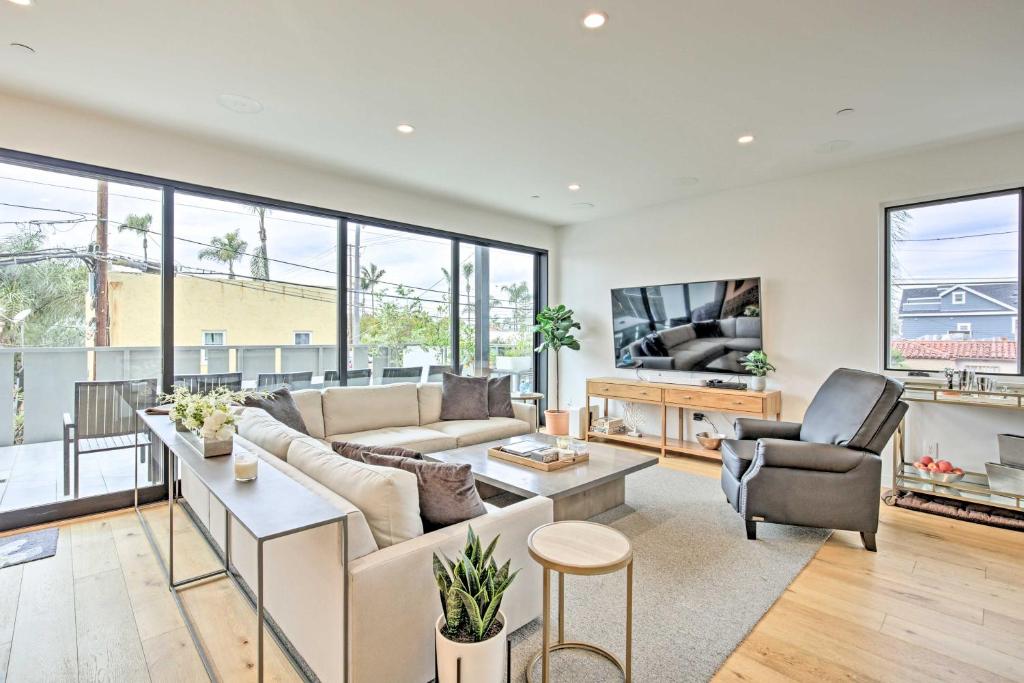 uma sala de estar com um sofá e uma televisão em Coastal-Chic Home with Patio and 4 Cruiser Bikes! em San Diego