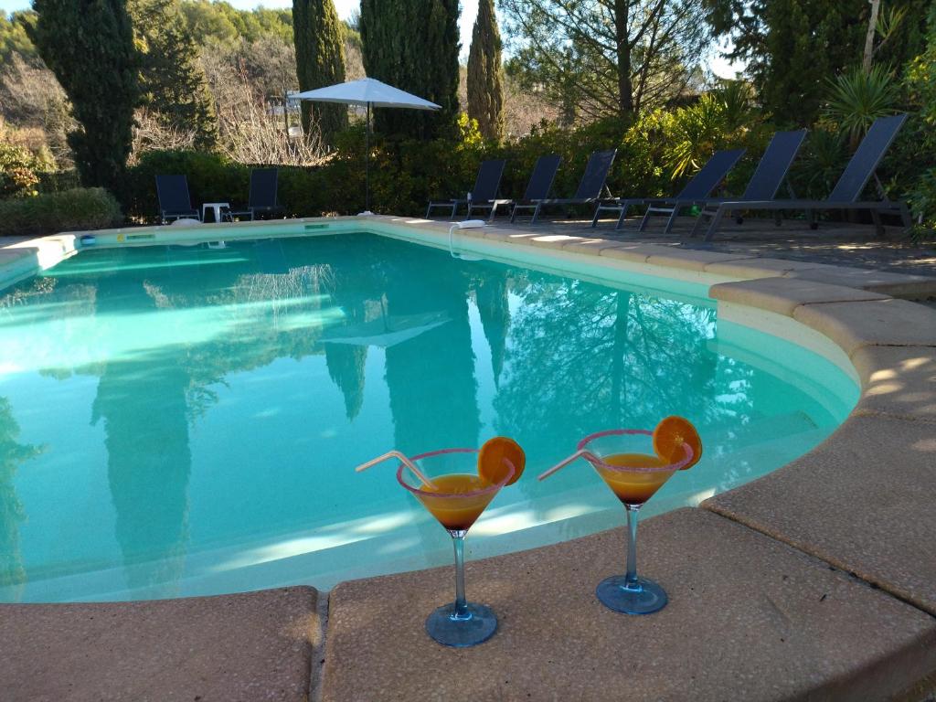 Bazén v ubytovaní la villa des six ifs- L'olivier alebo v jeho blízkosti