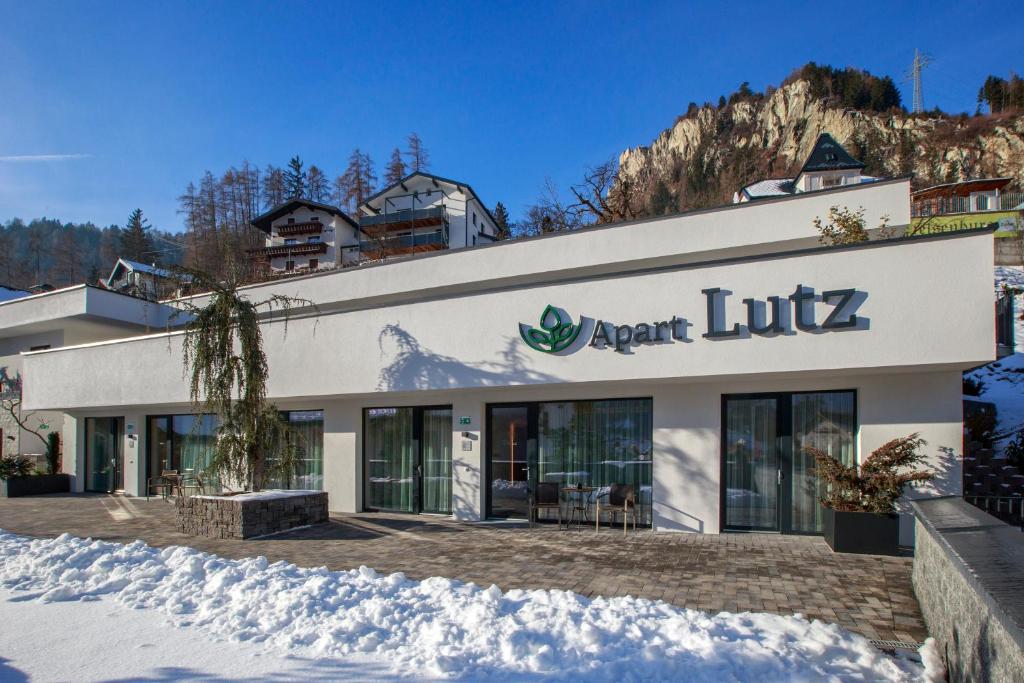 een gebouw met een bord met een huurlift bij Apart Lutz in Prutz