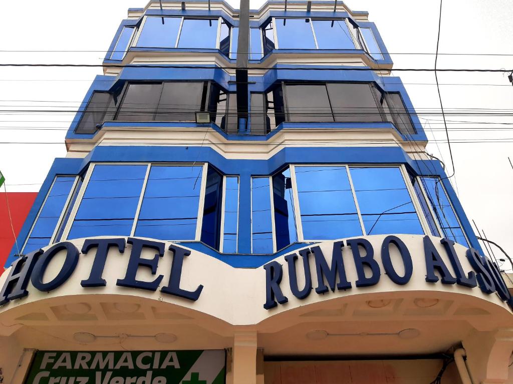 Hotel Rumbo al Sol في بلاياس: مبنى أمامه لافتة رامبو للفندق