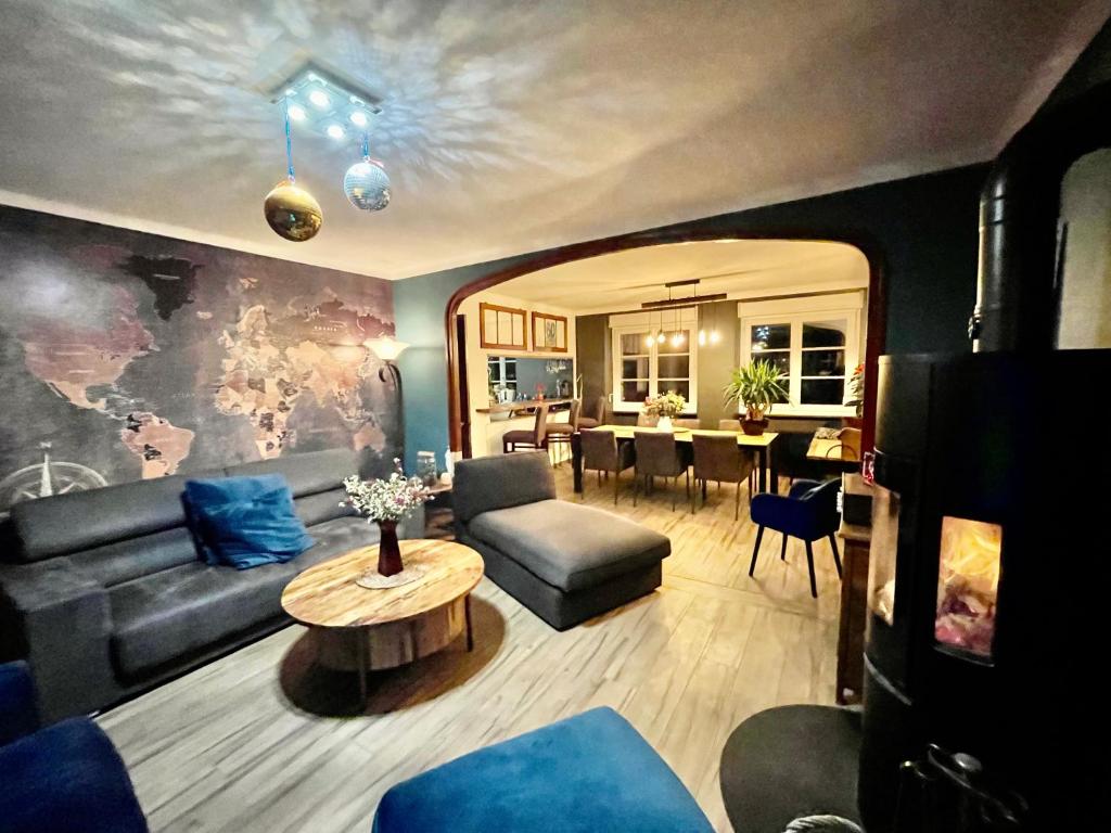 un salon avec un canapé et une table dans l'établissement Grande maison Saint Malo avec cheminée et jardin, à Saint-Malo