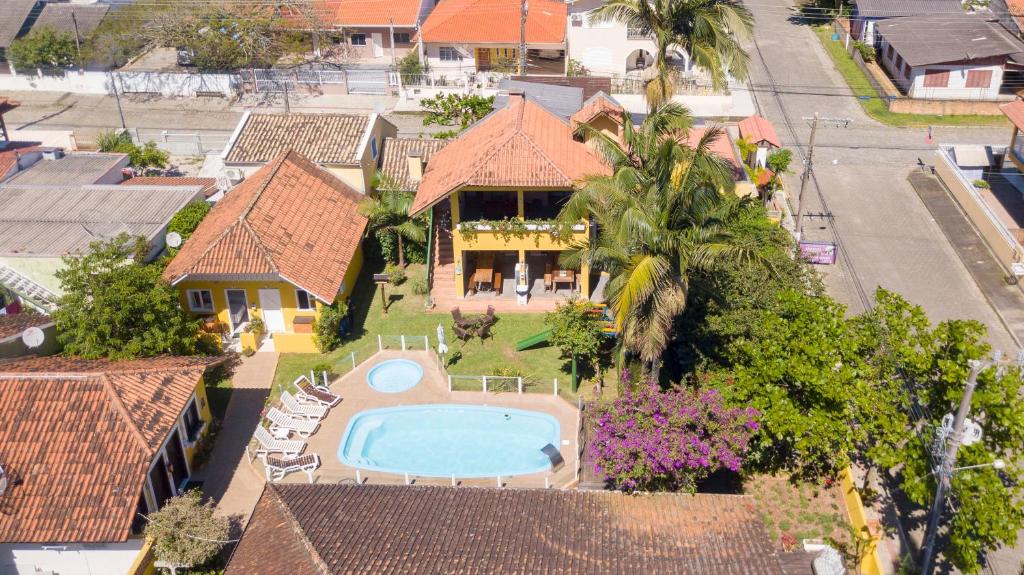 an aerial view of a house with a swimming pool at Pousada Jardim Porto Belo in Porto Belo