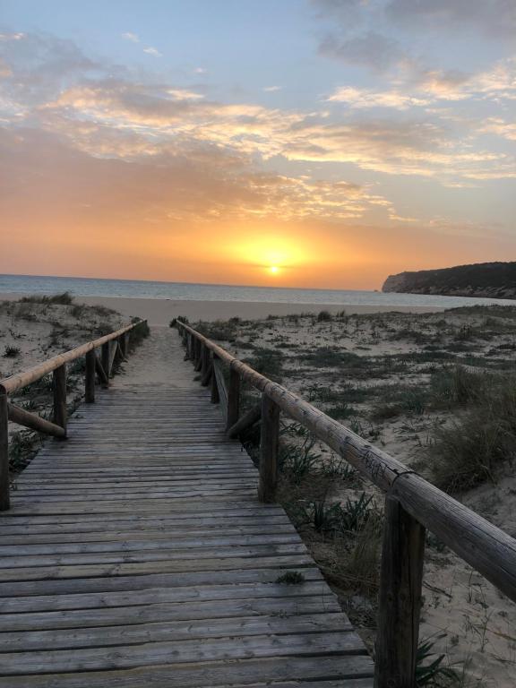 - une promenade en bois jusqu'à la plage au coucher du soleil dans l'établissement PISO ATuN, à Barbate