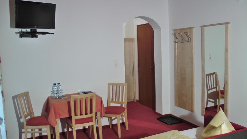 TV a/nebo společenská místnost v ubytování Landhaus Hofer