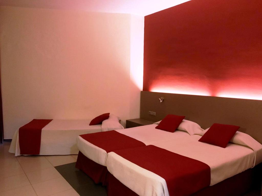 Postel nebo postele na pokoji v ubytování Hotel Nerja Club by Dorobe