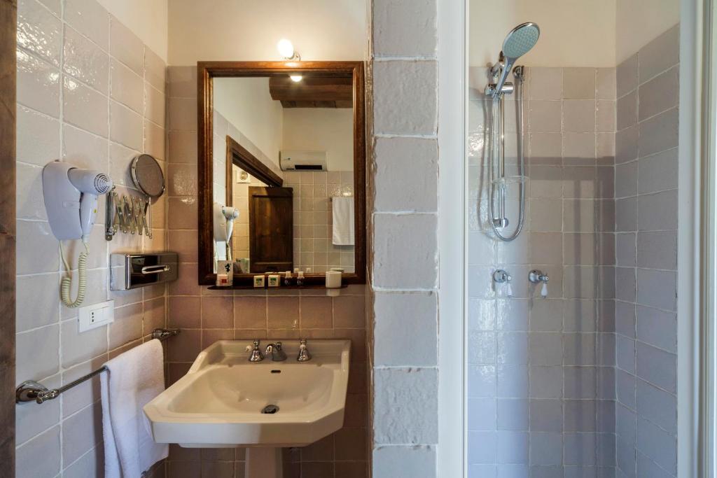 Koupelna v ubytování Masseria Fortificata Lo Zafferaneto