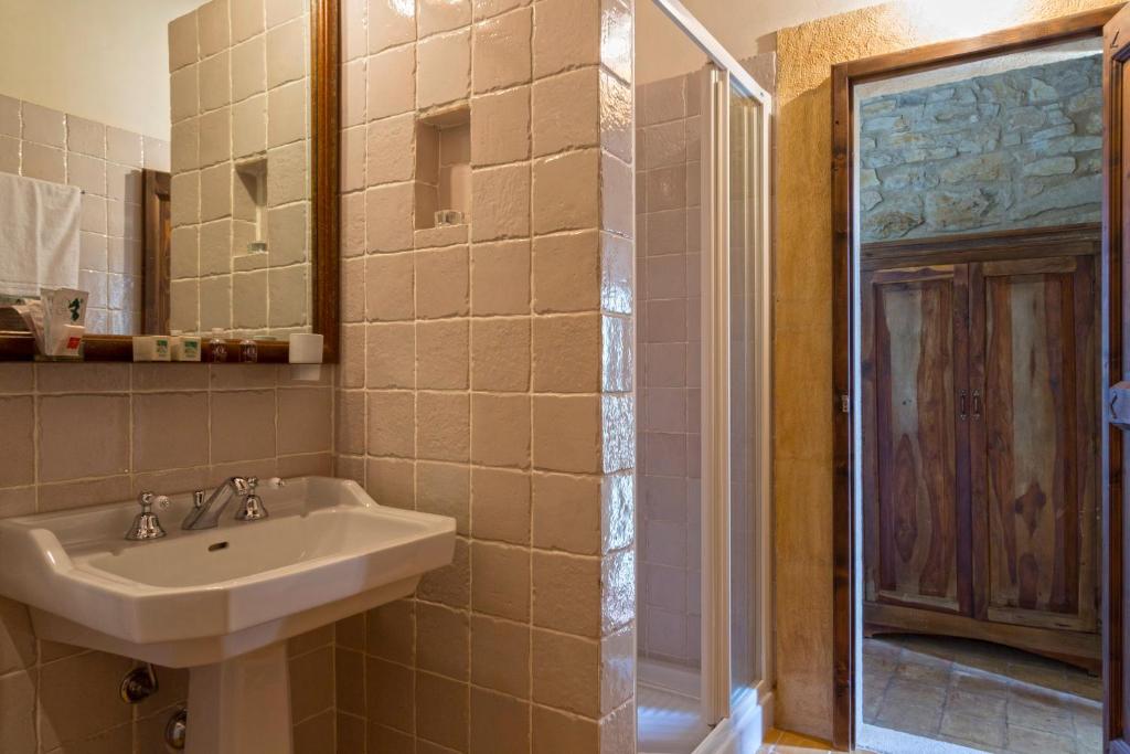 Koupelna v ubytování Masseria Fortificata Lo Zafferaneto
