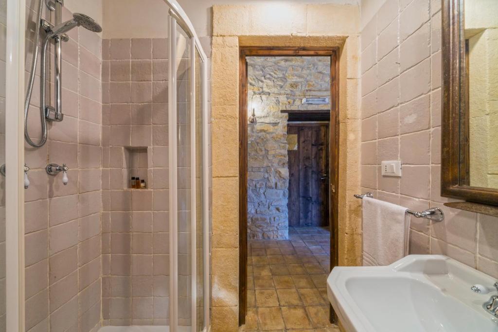 Koupelna v ubytování Masseria Fortificata Lo Zafferaneto