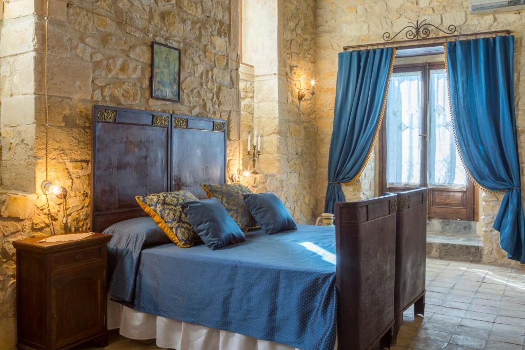 Postel nebo postele na pokoji v ubytování Masseria Fortificata Lo Zafferaneto