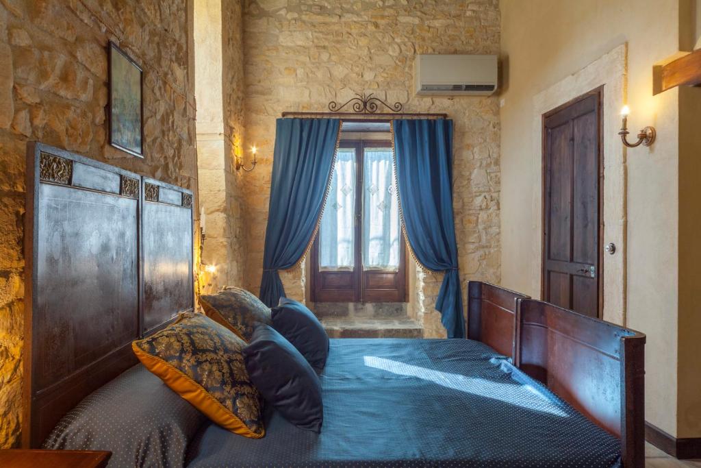 Postel nebo postele na pokoji v ubytování Masseria Fortificata Lo Zafferaneto