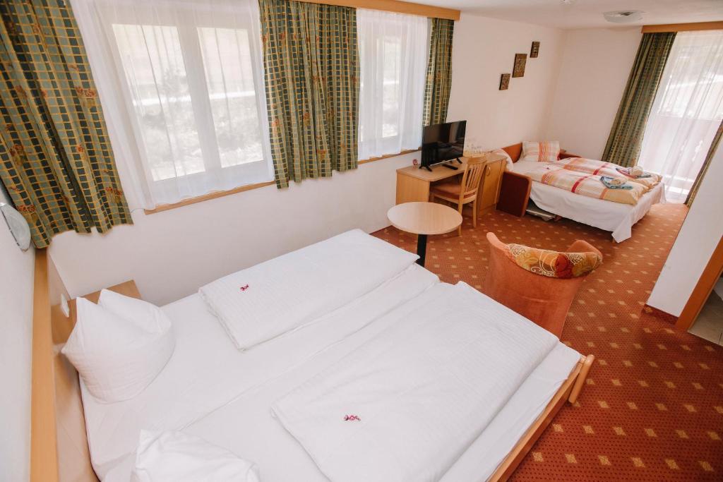 Postel nebo postele na pokoji v ubytování Gasthof Haidbach