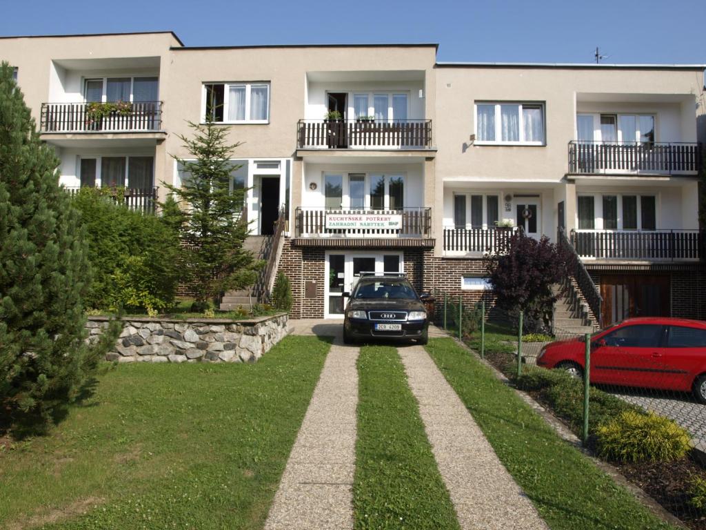 una casa con un coche aparcado delante de ella en Ubytování ABC, en Český Krumlov