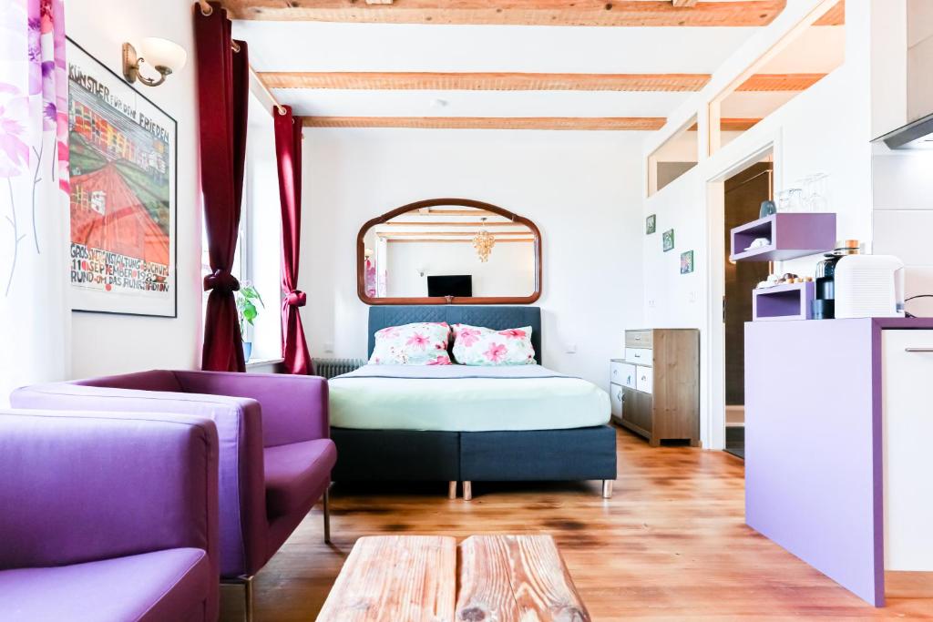 sypialnia z łóżkiem, kanapą i stołem w obiekcie A-Apartment w mieście Bad Säckingen