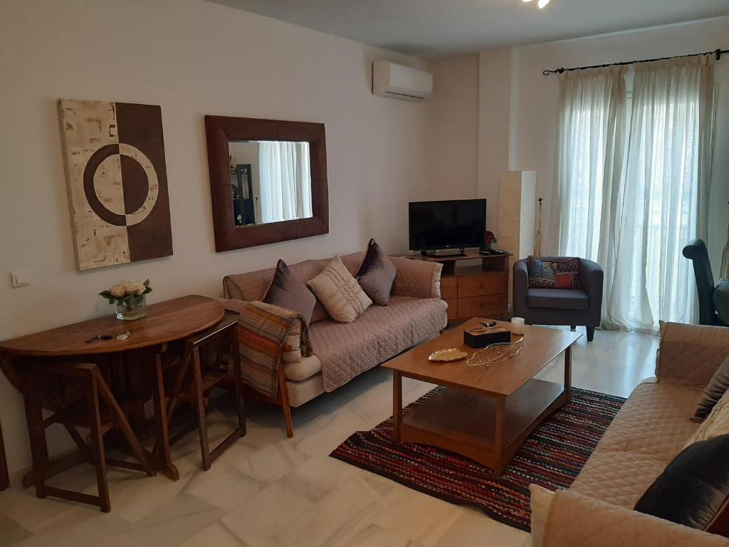 sala de estar con sofá y mesa en Apartment in perfect position Historic Centre Malaga, en Málaga