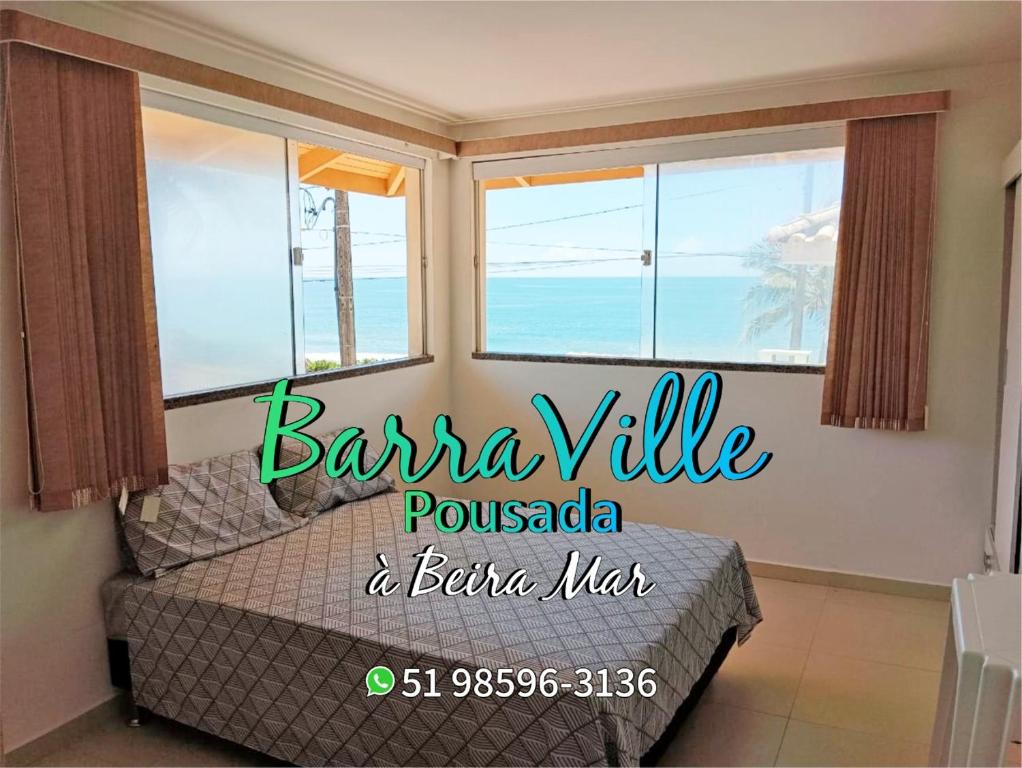 1 dormitorio con 1 cama y vistas al océano en Pousada BarraVille en Barra Velha