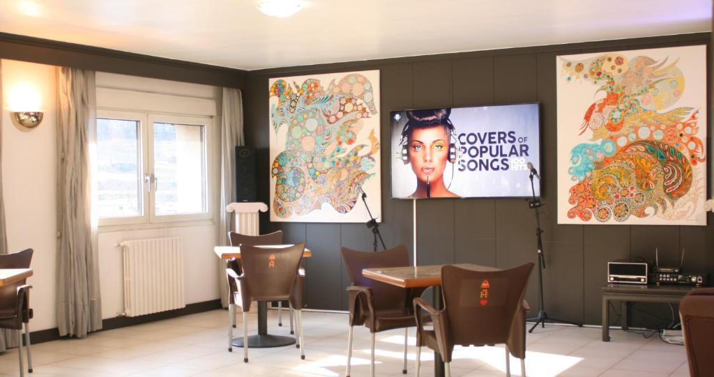 una sala de conferencias con una mesa y dos carteles en la pared en HMC K-ena en Andorra la Vella