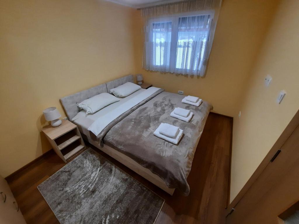 Un dormitorio con una cama grande y una ventana en DION Kolašin en Kolašin
