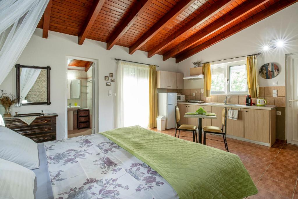sypialnia z dużym łóżkiem i kuchnią w obiekcie Green Apartments w mieście Faliraki