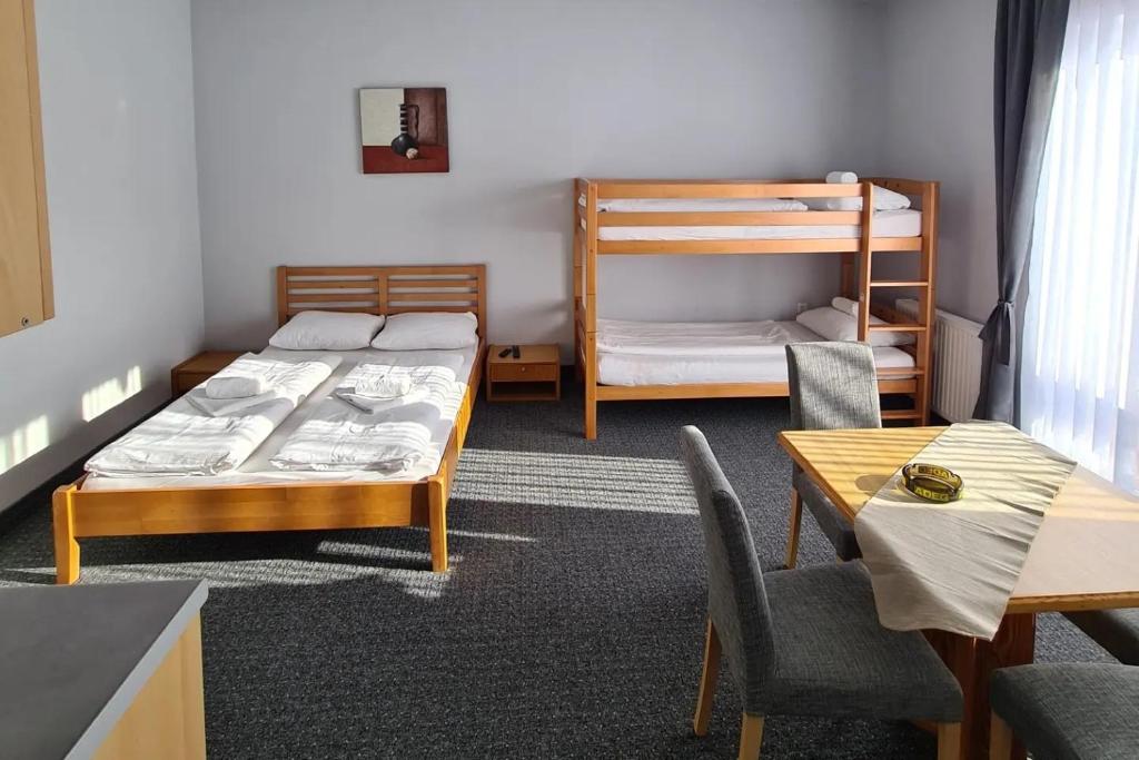 Krevet ili kreveti na sprat u jedinici u okviru objekta Apartments and Rooms Ski