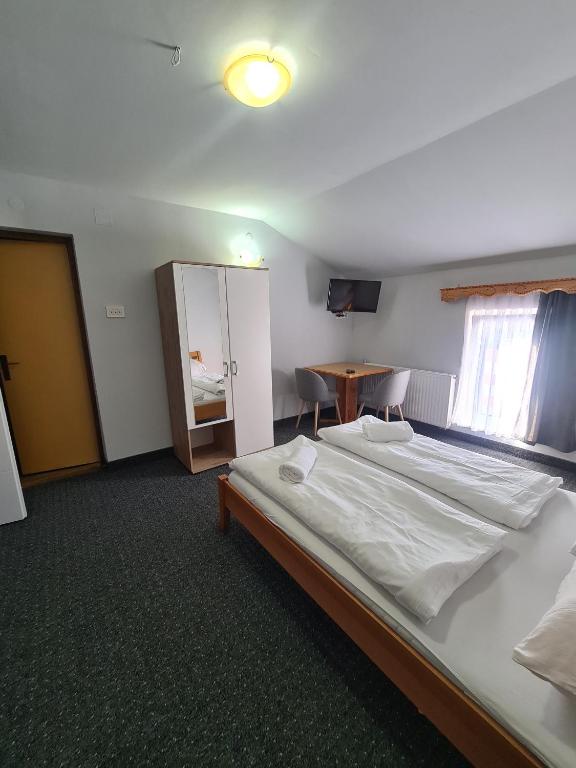 Postel nebo postele na pokoji v ubytování Apartments and Rooms Ski